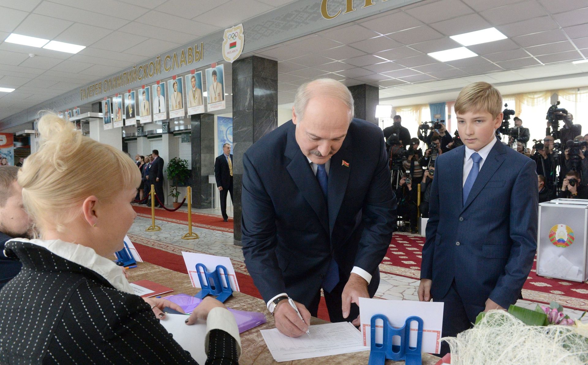 Президент Белоруссии Александр Лукашенко с сыном Николаем на избирательном участке №1 - ИноСМИ, 1920, 09.10.2020