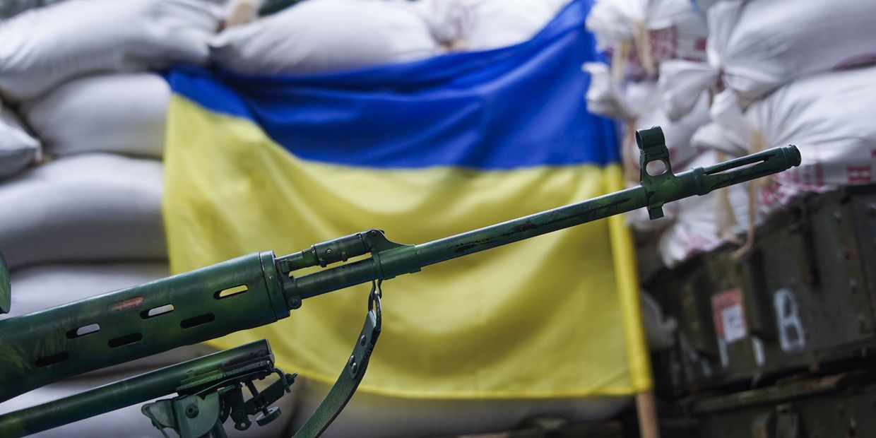 Снайперская винтовка на позициях украинских военных в поселке Марьинка