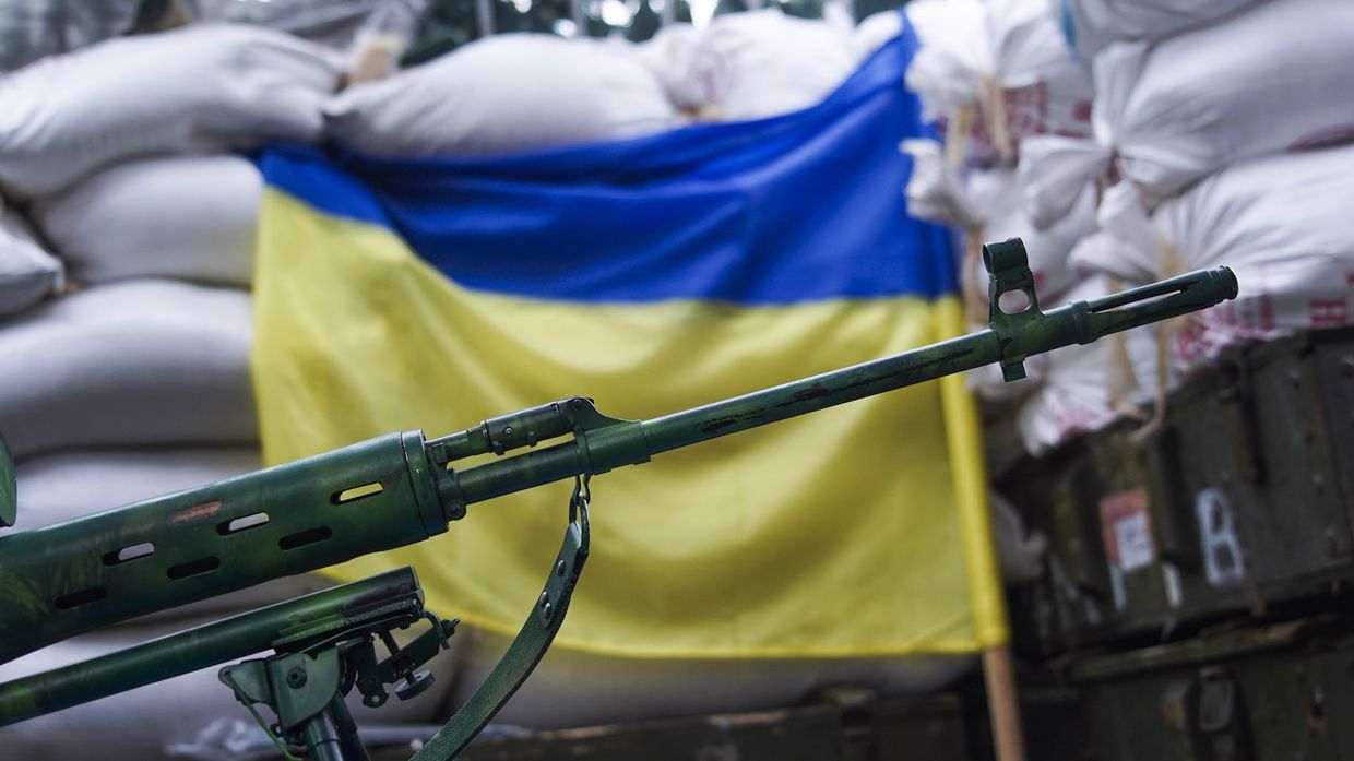 Снайперская винтовка на позициях украинских военных в поселке Марьинка