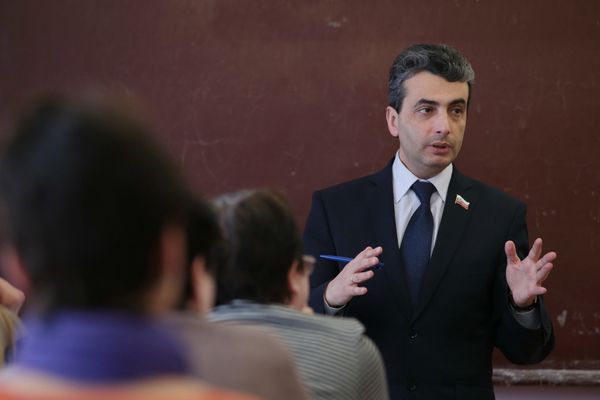 Политик Лев Шлосберг на встрече с избирателями