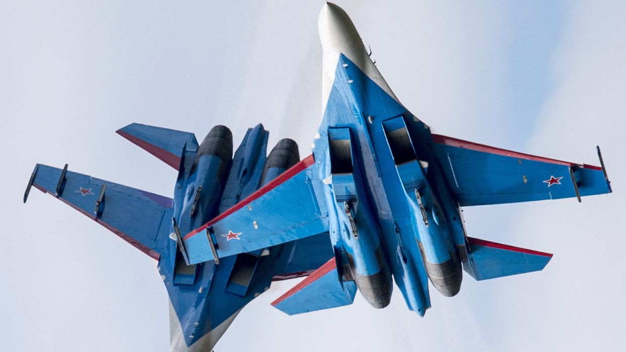 Многоцелевые истребители Су-27 пилотажной группы «Русские Витязи»