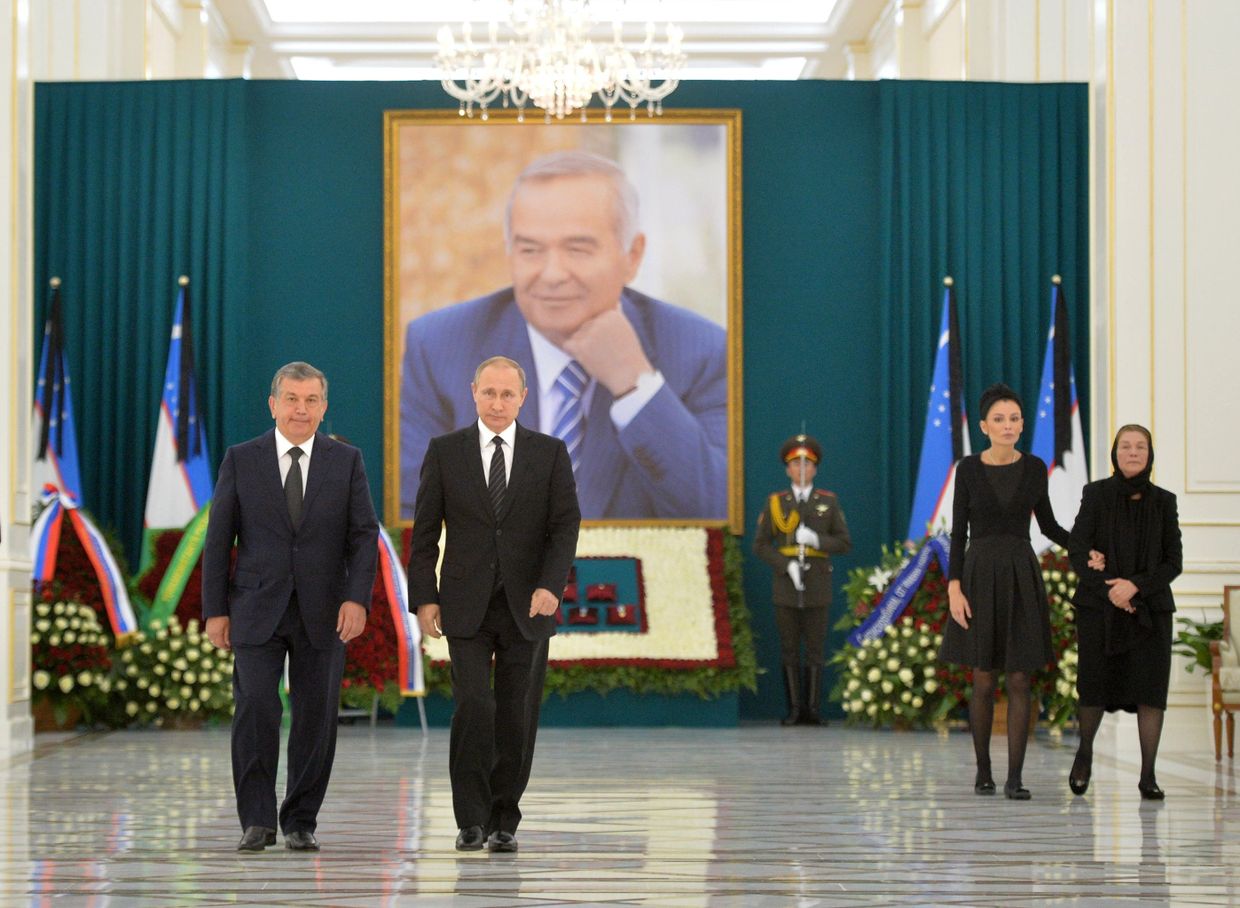 Президент РФ Владимир Путин  возложил венок к фотографии Ислама Каримова в самаркандской резиденции президента Узбекистана. 6 сентября 2016