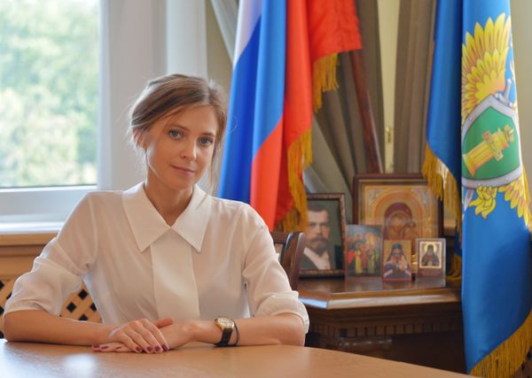 Прокурор Республики Крым Наталья Поклонская в рабочем кабинете в Крыму