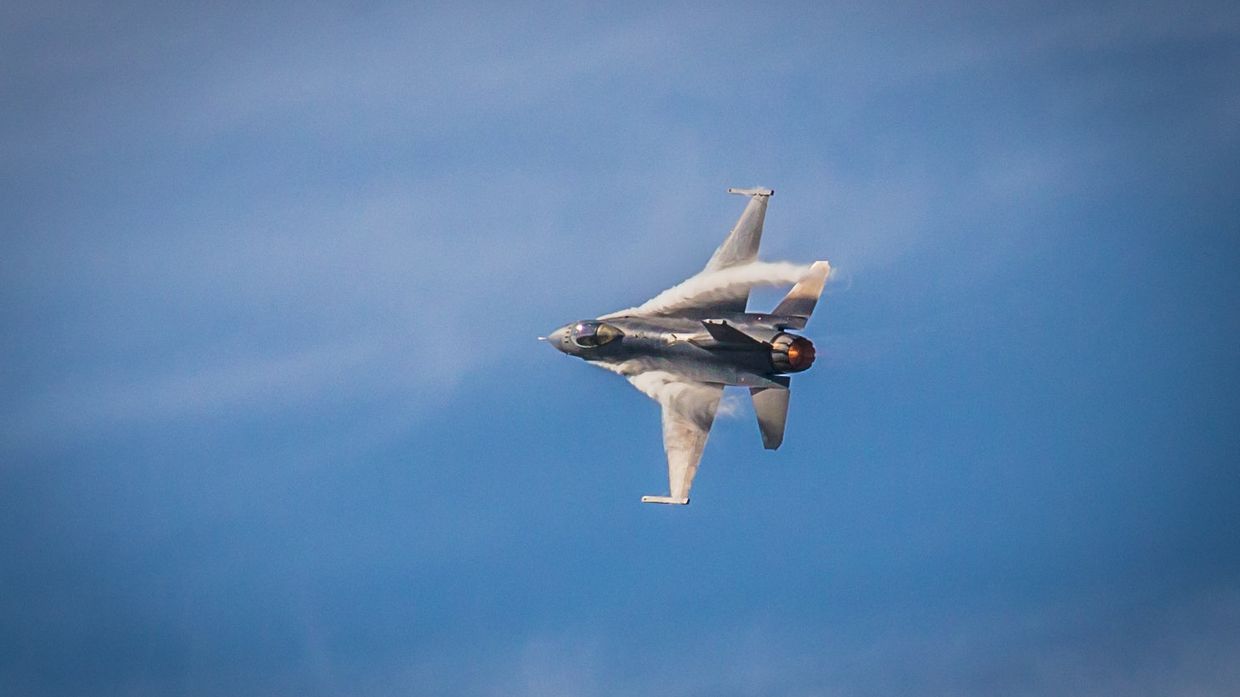 Истребитель F-16 Fighting Falcon на авиашоу, США