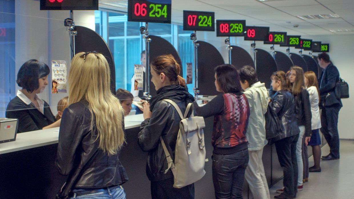 Демонстрация процедуры снятия биометрических данных в визовом центре Санкт-Петербурга
