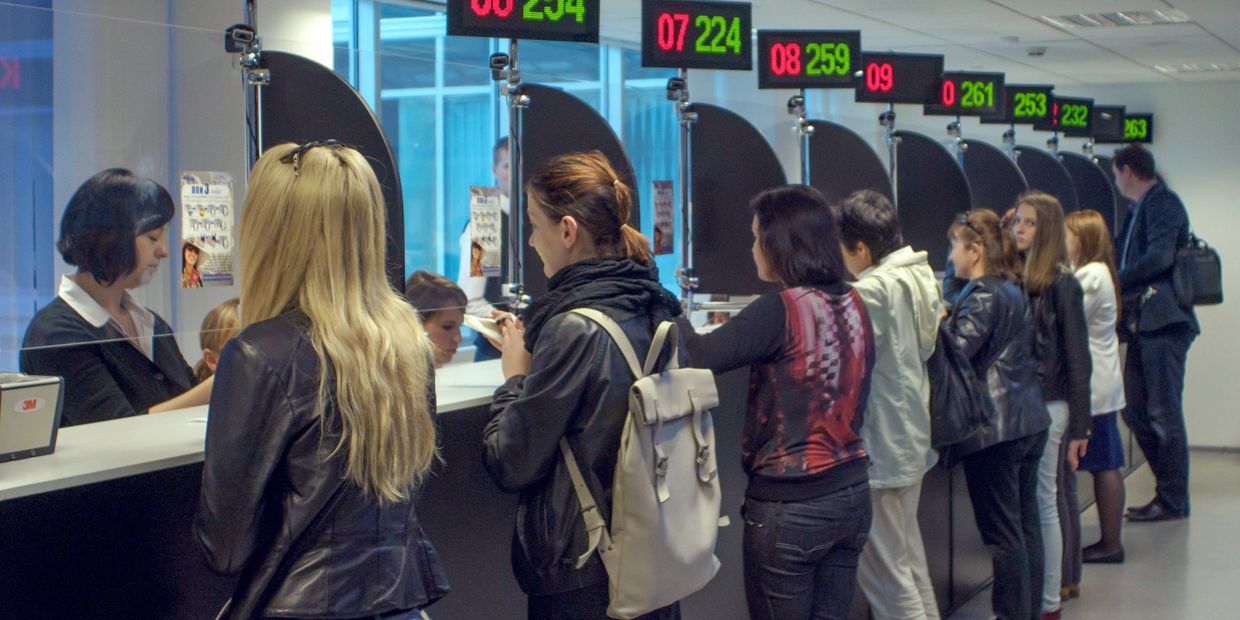 Демонстрация процедуры снятия биометрических данных в визовом центре Санкт-Петербурга