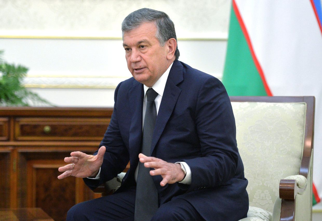 Премьер-министр Узбекистана Шавкат Мирзиеев во время беседы с президентом РФ Владимиром Путиным в самаркандской резиденции президента Узбекистана
