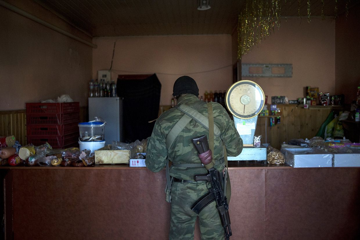 Боец ополчения ЛНР в продуктовом магазине в поселке Новосветловка