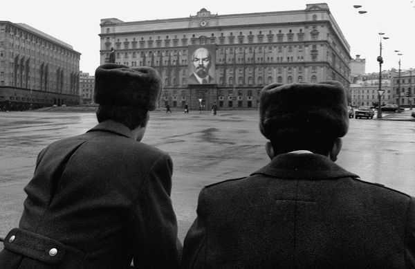 Милиция перед зданием КГБ на Лубянской полощади в Москве Милиция перед зданием КГБ на Лубянской полощади в Москве