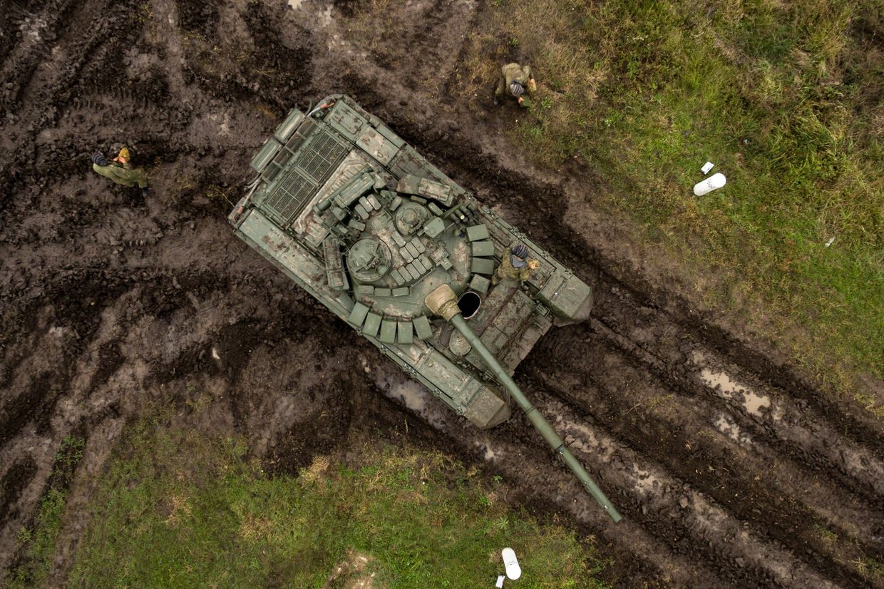 Танки Т-72Б3 и военнослужащие во время полевых занятий танковых подразделений мотострелкового соединения Южного военного округа Танки Т-72Б3 и военнослужащие во время полевых занятий танковых подразделений мотострелкового соединения Южного военного округа