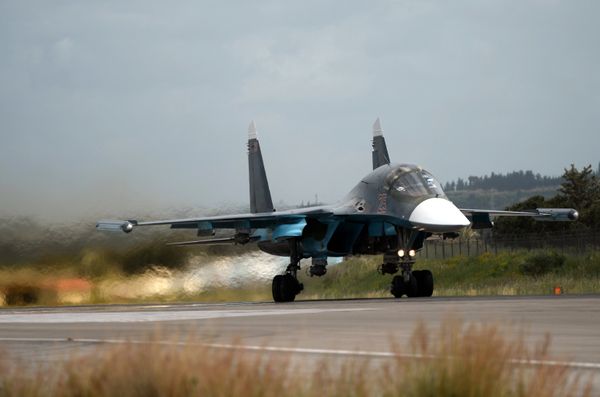 Российский истребитель Су-34 совершает взлет на авиабазе «Хмеймим» в Сирии