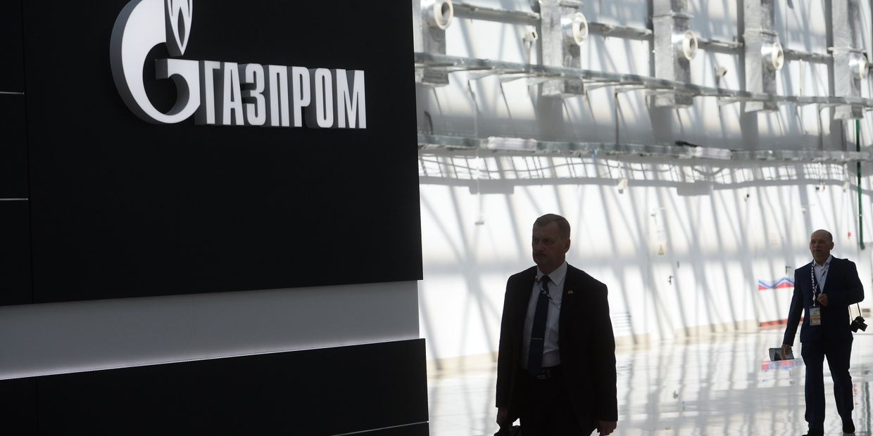 Стенд с логотипом компании «Газпром»
