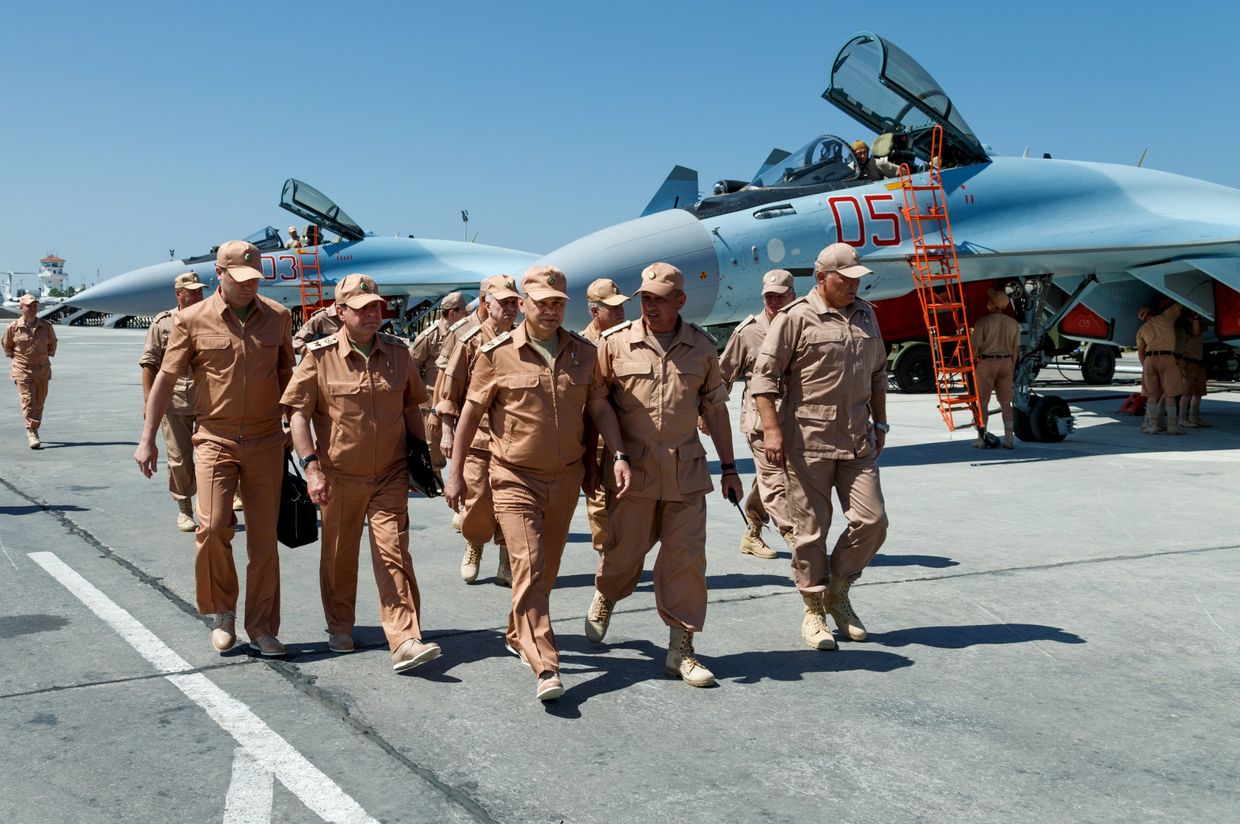 Министр обороны России Сергей Шойгу на авиабазе «Хмеймим» Министр обороны России Сергей Шойгу на авиабазе «Хмеймим»