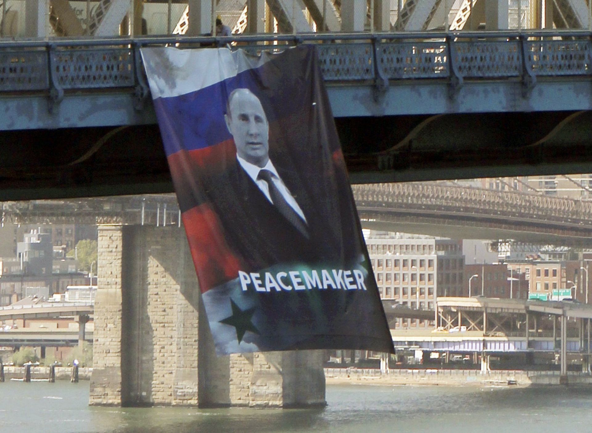 Изображение президента России Владимира Путина на Манхэттенском мосту в Нью-Йорке Изображение президента России Владимира Путина на Манхэттенском мосту в Нью-Йорке - ИноСМИ, 1920, 05.03.2021