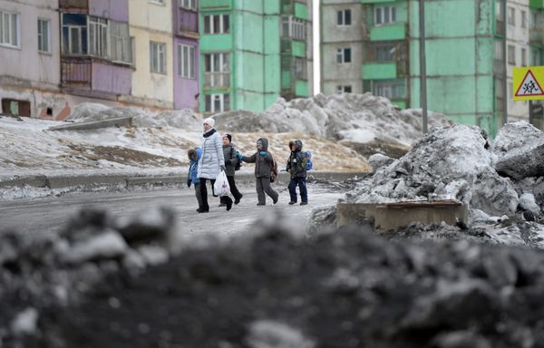 Прохожие на одной из улиц в Норильске