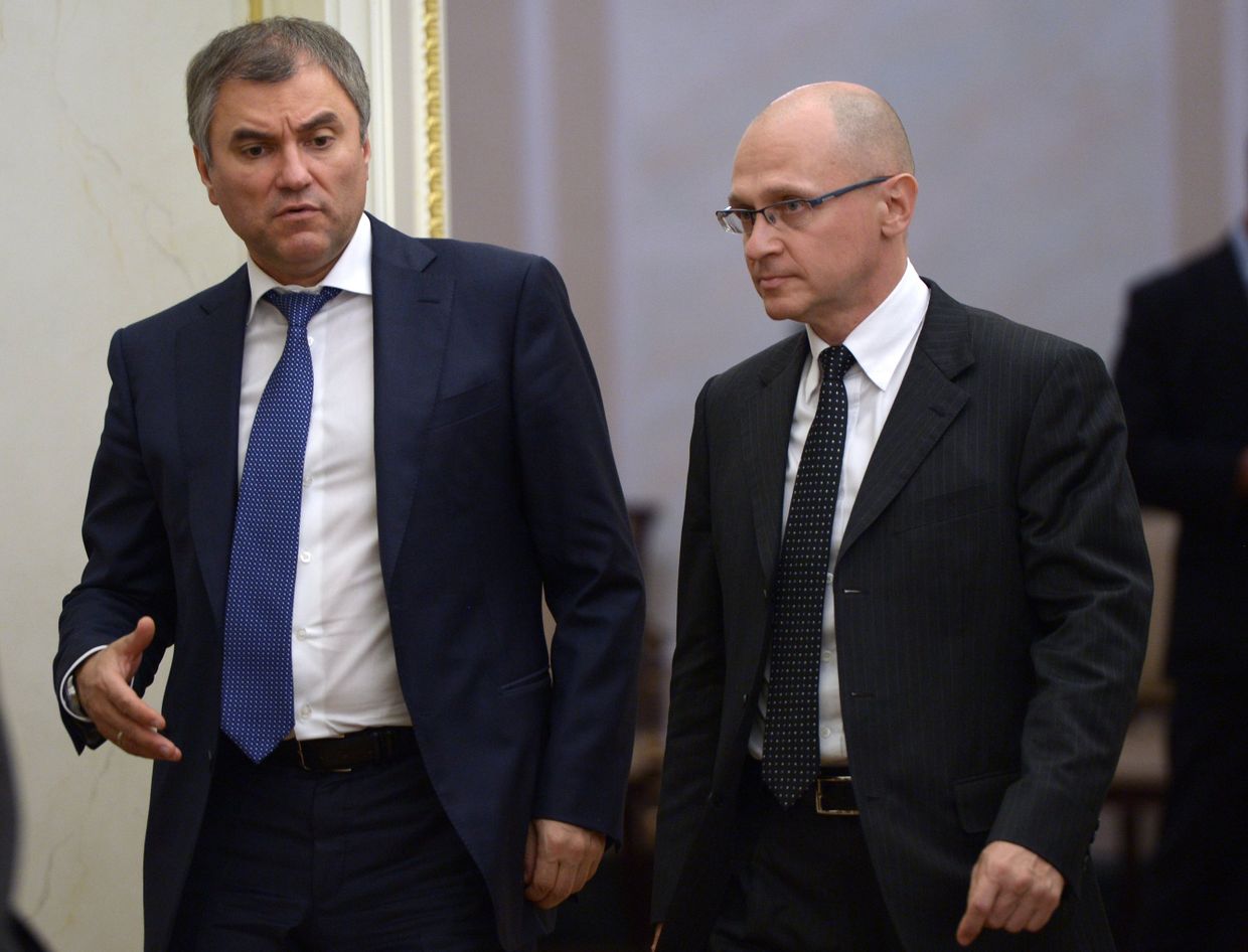 Председатель ГД РФ Вячеслав Володин и первый заместитель руководителя администрации президента РФ Сергей Кириенко перед началом совещания по социально-экономическим вопросам