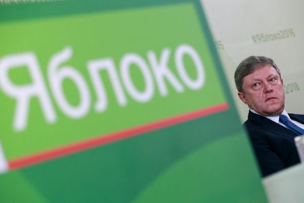 Руководитель фракции партии «Яблоко» Григорий Явлинский во время предвыборного съезда