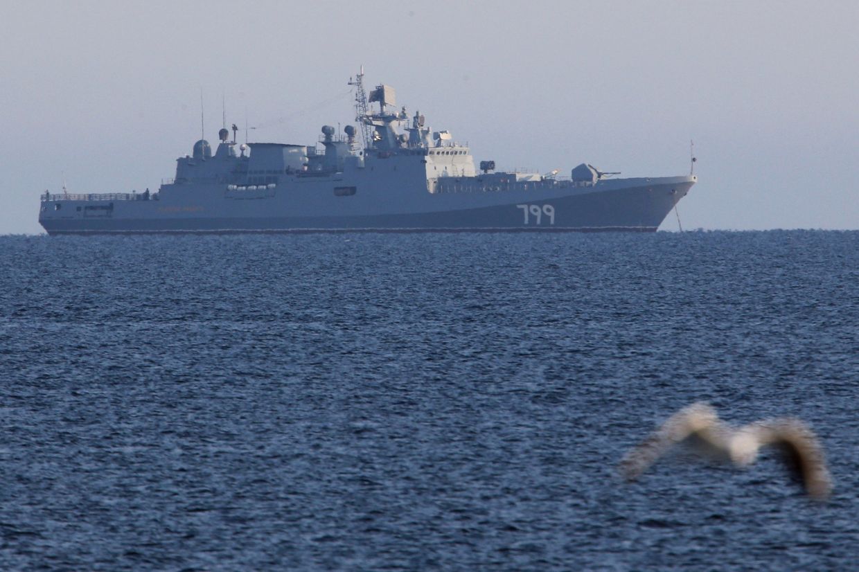 Сторожевой корабль ВМФ России Адмирал Макаров на рейде города Балтийска в Калининградской области