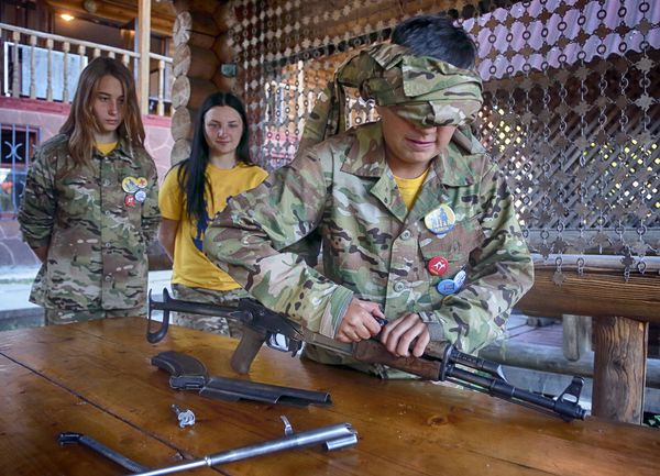 Дети проходят военную подготовку в украинском добровольческом батальоне «Азовец» в Малаховке