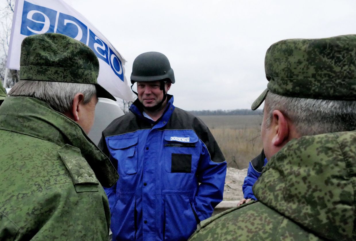 Замглава миссии ОБСЕ на Украине А. Хуг посетил район обстрелов на Ясиноватской развилке