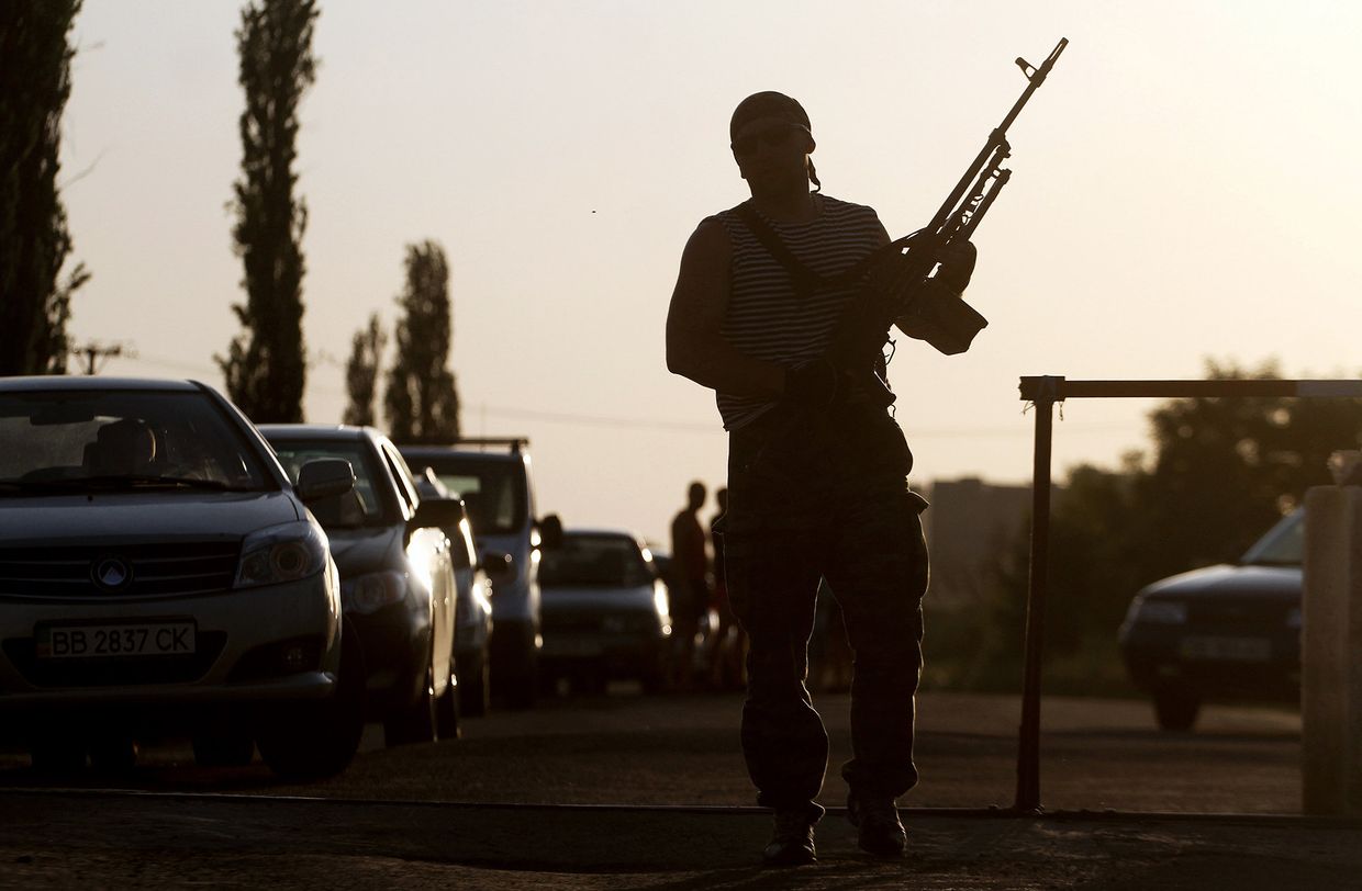 Пророссийский боевик на украинско-Российской границе в Луганской области