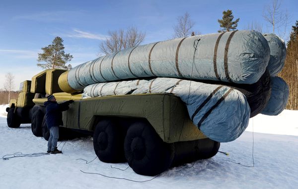 Сотрудник компании «Русбал» накачивает надувной макет ЗРК С-300