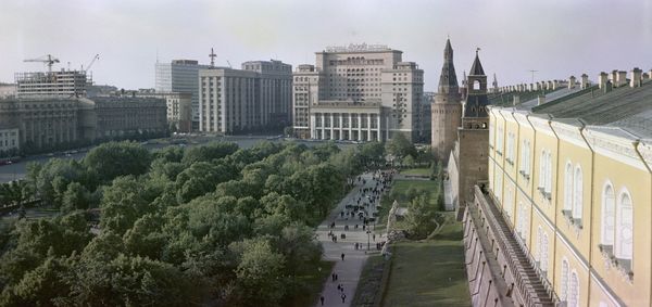 Вид с Кремлевской стены на Александровский сад и проспект Маркса