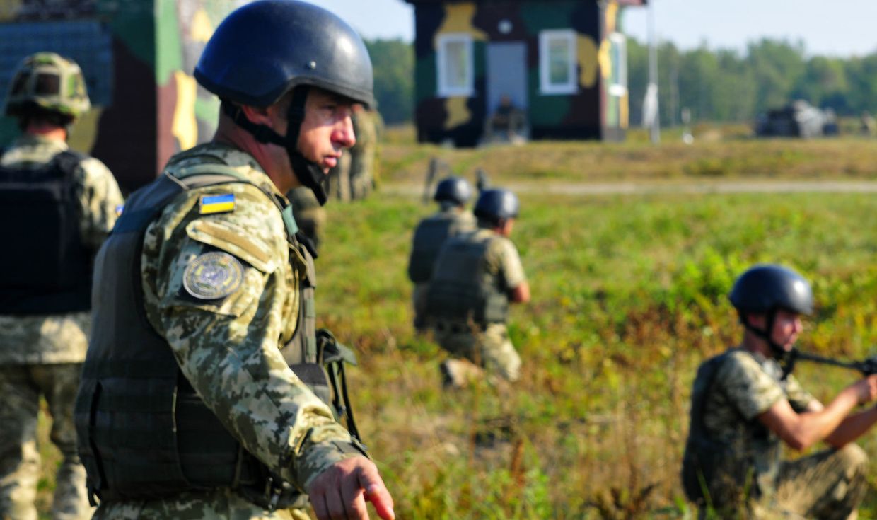 Инструктор наблюдает за выполнением упражнения в боевом учебном центре на Украине