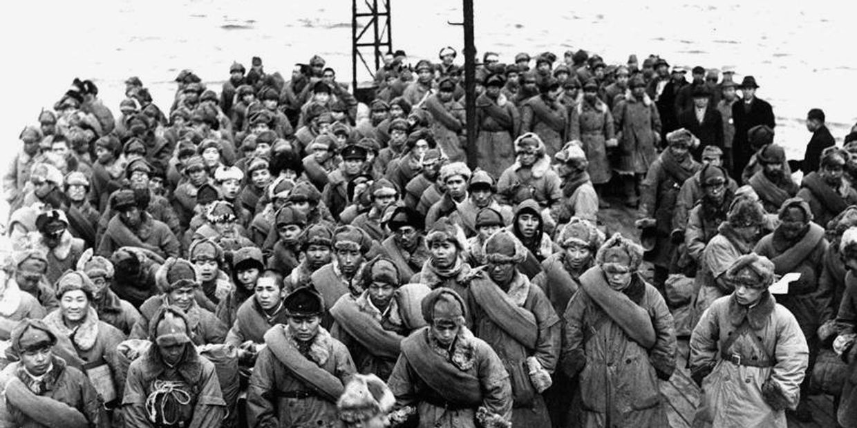 Интернированные японские солдаты возвращаются из Сибири. Майдзуро, Киото, 1946 год