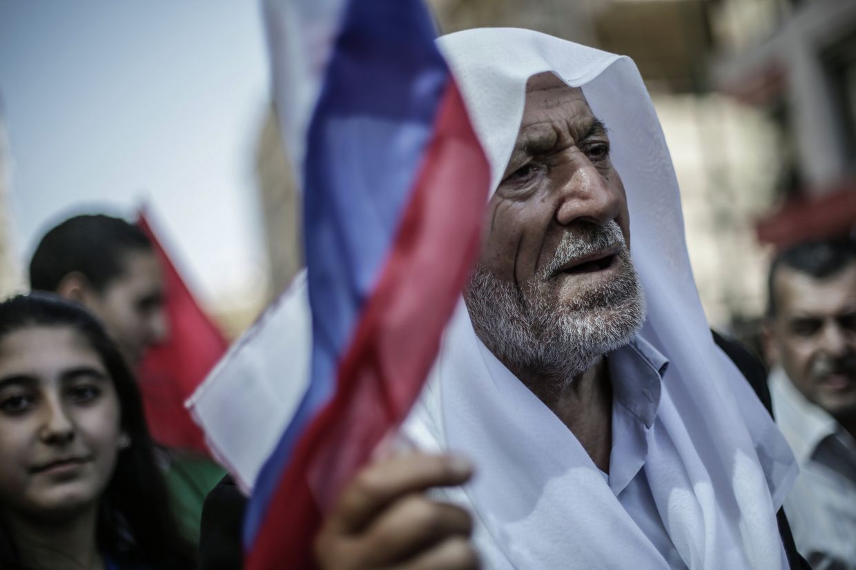 Участники митинга в поддержку президента Сирии Башара Асада и президента России Владимира Путин в Латакии