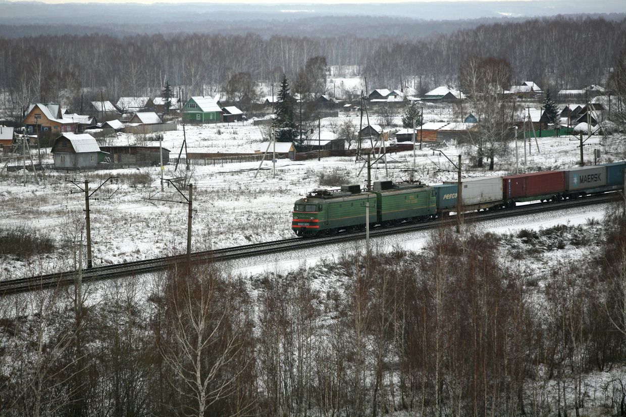 Поезд едет по Транссибирской магистрали