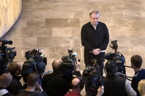 Валерий Гергиев дает интервью на открытии выставки в Мариинском театре