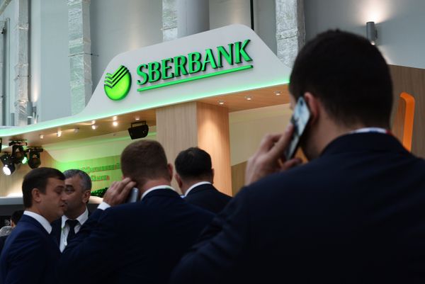 У стенда Сбербанка на международном инвестиционном форуме У стенда Сбербанка на международном инвестиционном форуме