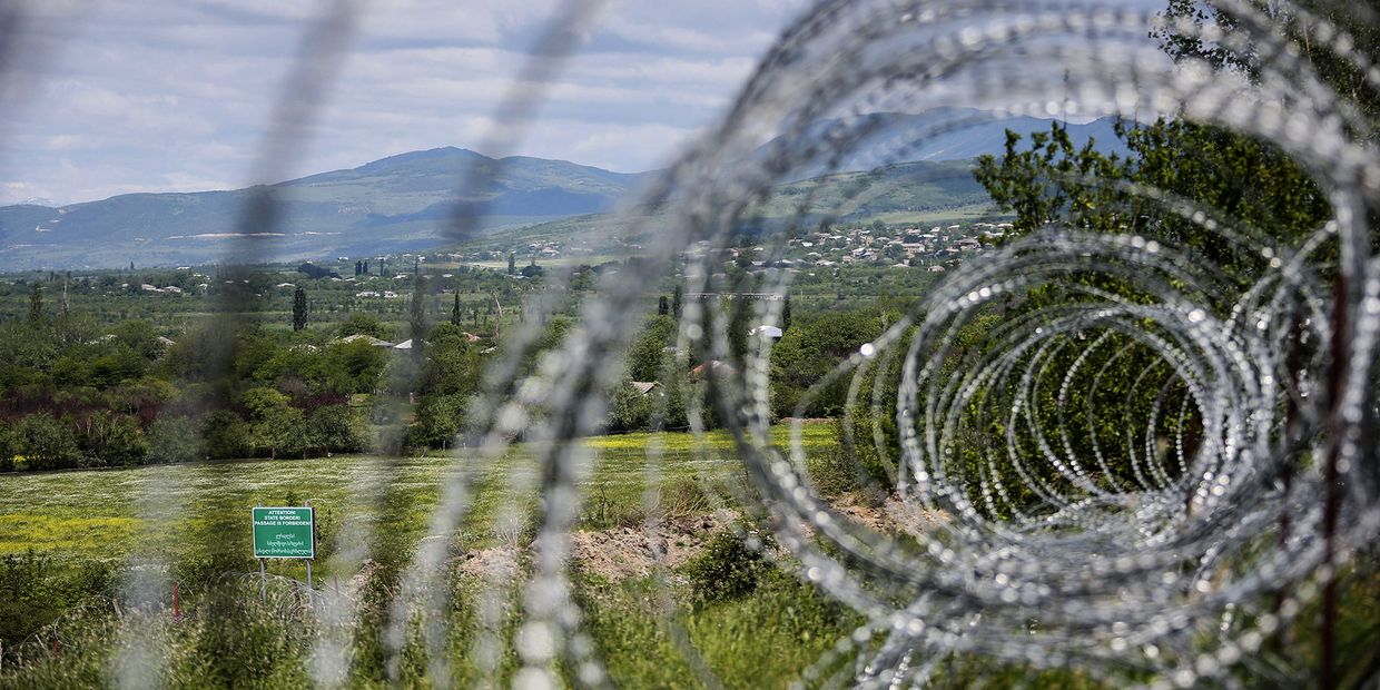 Забор из колючей проволоки на границе Грузии и Южной Осетии