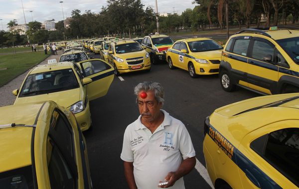 Акция протеста водителей такси против компании Uber