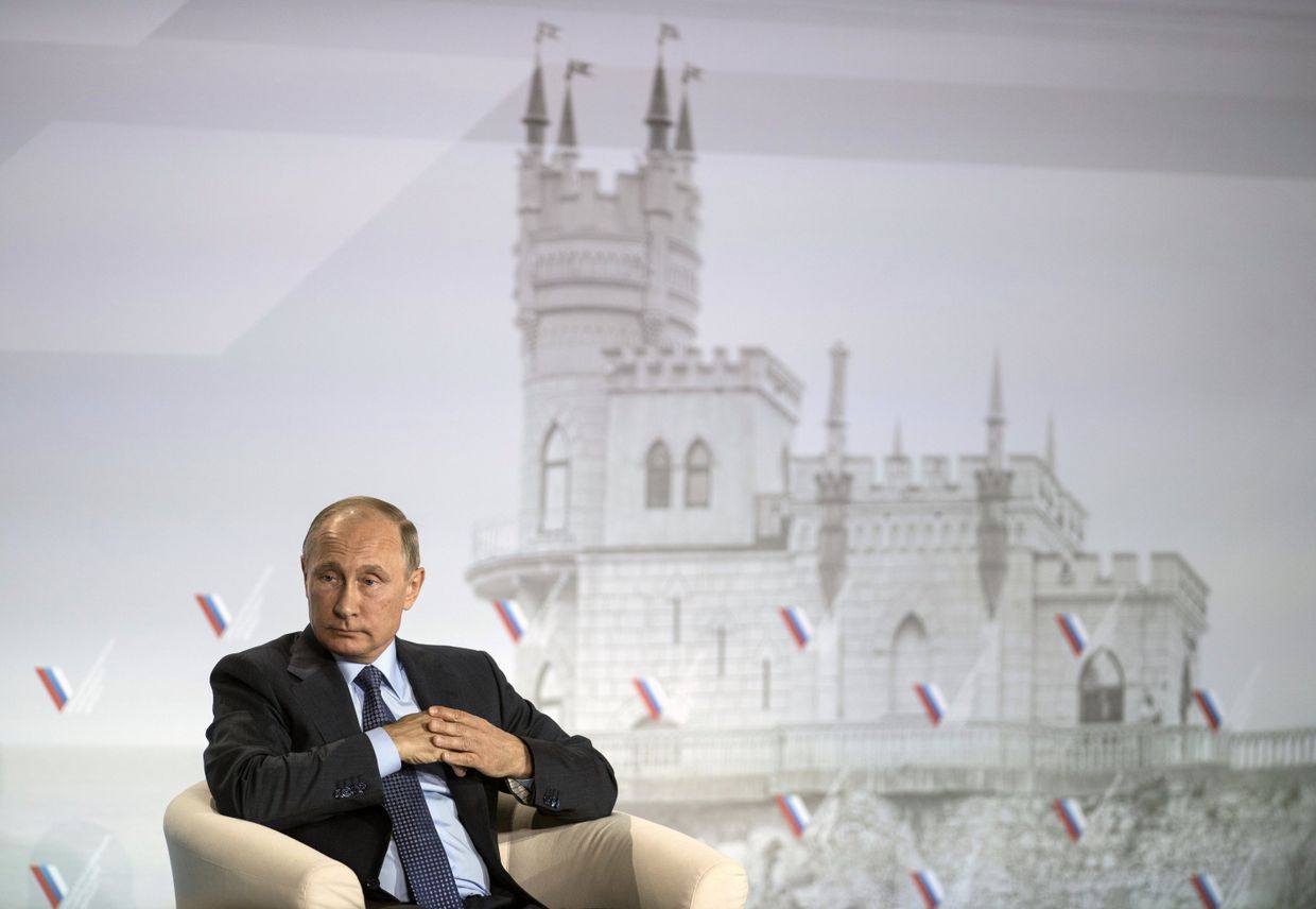 Президент РФ Владимир Путин на пленарном заседании регионального Форума действий Общероссийского народного фронта в Ялте. 26 октября 2016