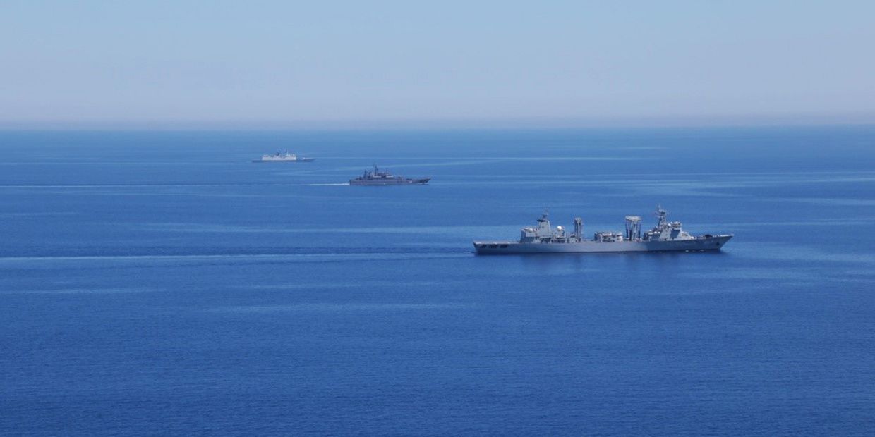 Корабли ВМС России и Китая во время совместных военных учений России и Китая в Средиземном море Морское взаимодействие 2015