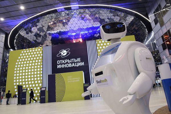 Информационный робот Promobot на выставке, проходящей в рамках форума «Открытые инновации - 2016» в Сколково Информационный робот Promobot на выставке, проходящей в рамках форума «Открытые инновации - 2016» в Сколково