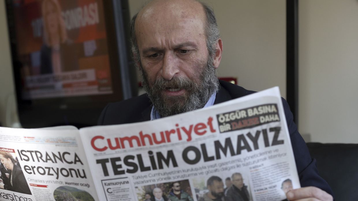 Шеф бюро Cumhuriyet Эрдем Гюль в Анкаре с последним выпуском газеты, заголовок гласит «Мы не сдадимся»