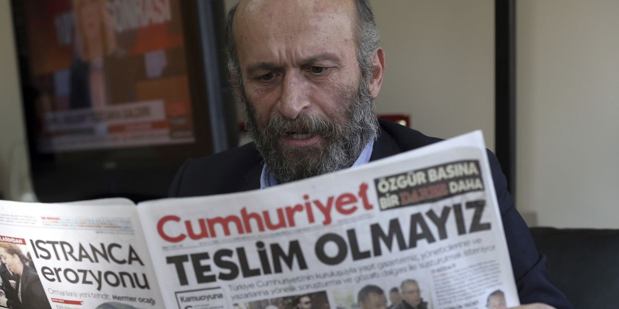Шеф бюро Cumhuriyet Эрдем Гюль в Анкаре с последним выпуском газеты, заголовок гласит «Мы не сдадимся» Шеф бюро Cumhuriyet Эрдем Гюль в Анкаре с последним выпуском газеты, заголовок гласит «Мы не сдадимся»