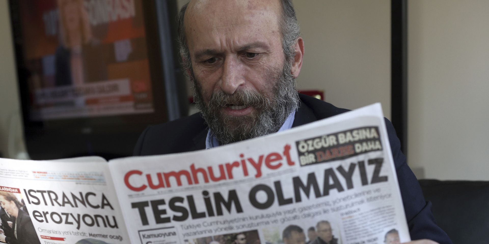 Шеф бюро Cumhuriyet Эрдем Гюль в Анкаре с последним выпуском газеты, заголовок гласит «Мы не сдадимся» - ИноСМИ, 1920, 20.04.2026
