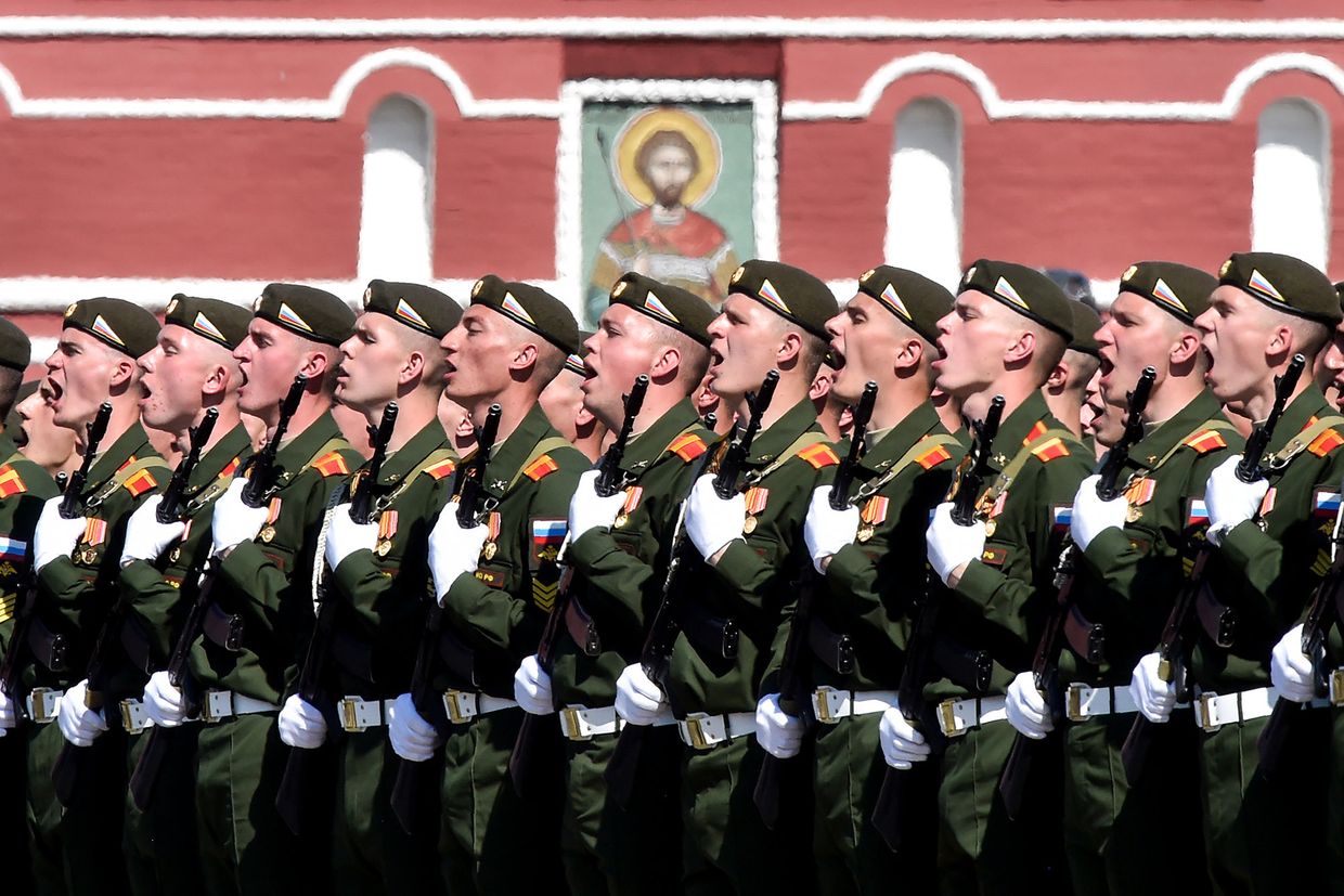 Российские военнослужащие на военном параде победы на Красной площади в Москве