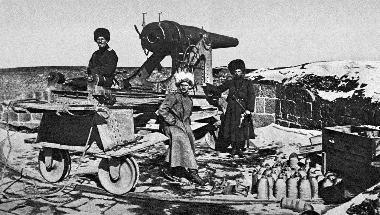 Русские солдаты на привале около боевого орудия
