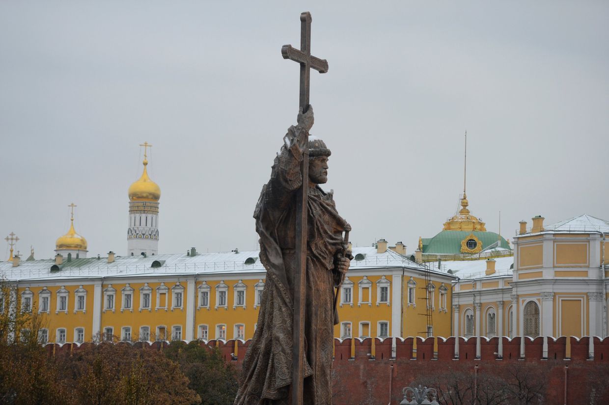 Памятник святому равноапостольному князю Владимиру на Боровицкой площади в Москве Памятник святому равноапостольному князю Владимиру на Боровицкой площади в Москве