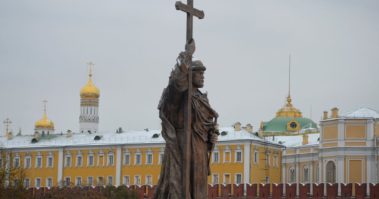 Памятник святому равноапостольному князю Владимиру на Боровицкой площади в Москве