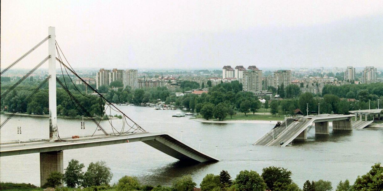 Разрушенный в результате авиаударов НАТО мост в городе Нови-Сад, Югославия. Май 1999