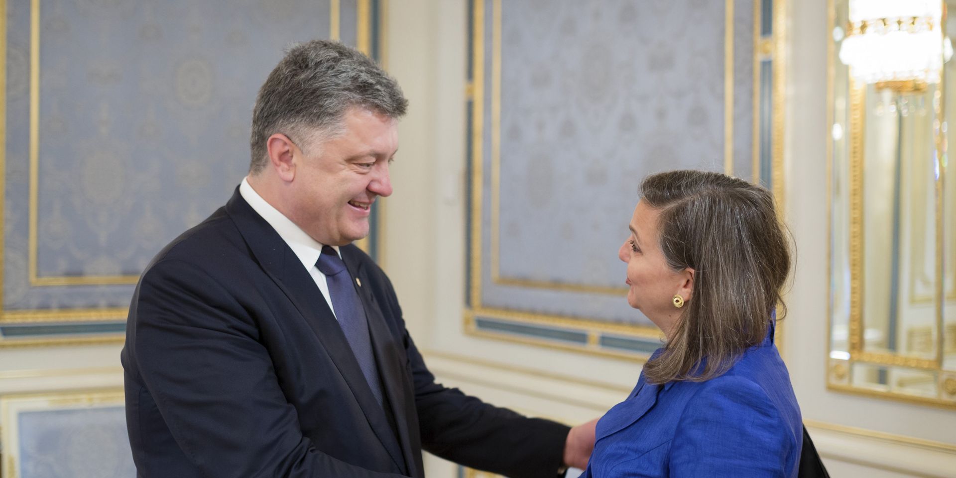 Президент Украины Петр Порошенко и помощник госсекретаря США Виктория Нуланд во время встречи в Киеве. 2015 год  - ИноСМИ, 1920, 21.09.2024