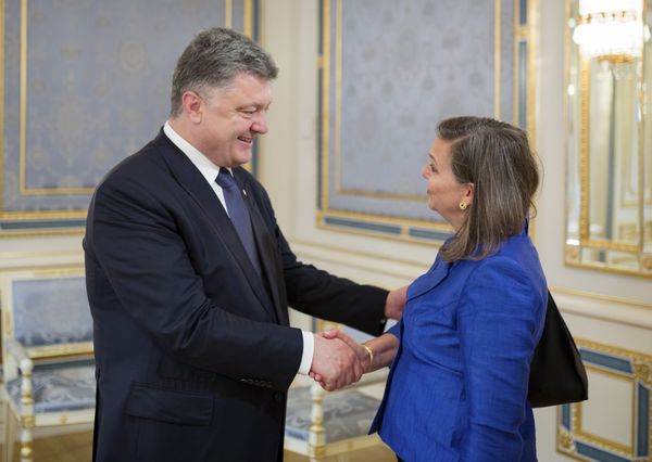 Президент Украины Петр Порошенко и помощник госсекретаря США Виктория Нуланд во время встречи в Киеве. 2015 год 