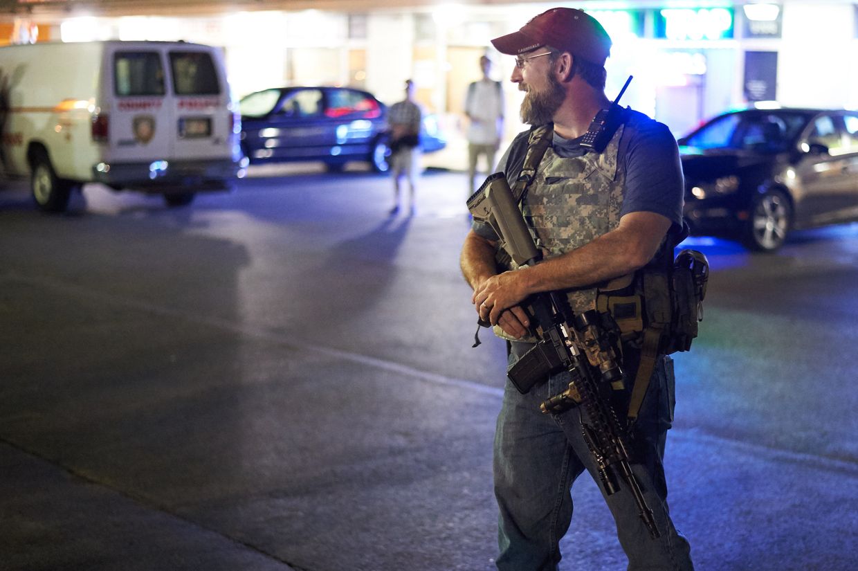 Член организации Oath Keepers во время акций протеста