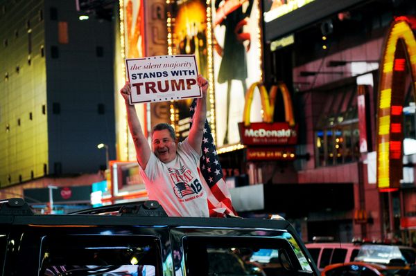 Сторонники кандидата в президенты Дональда Трампа на Таймс-сквер